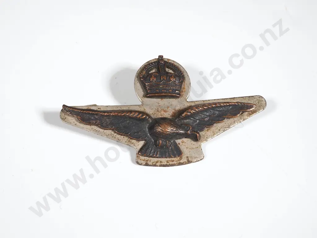 WW2 RAF/RNZAF Eagle & Crown Side Cap Badge Image 1++