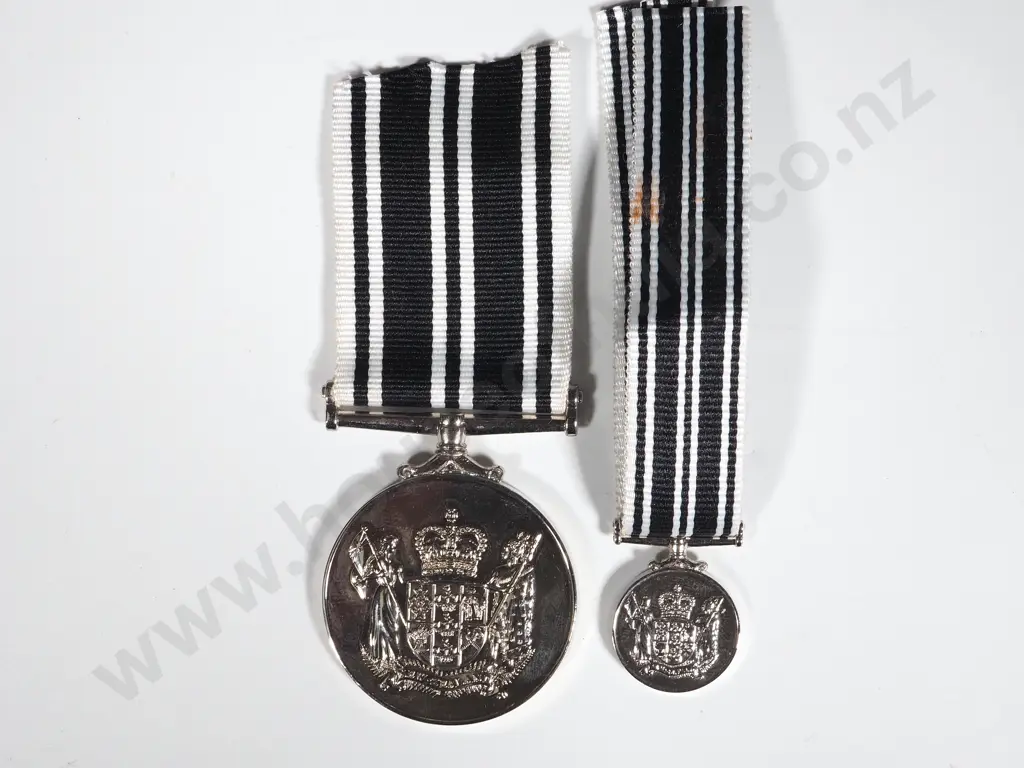 New Zealand Operational Service Medal / Miniature / Original Award Certificate Image 1++