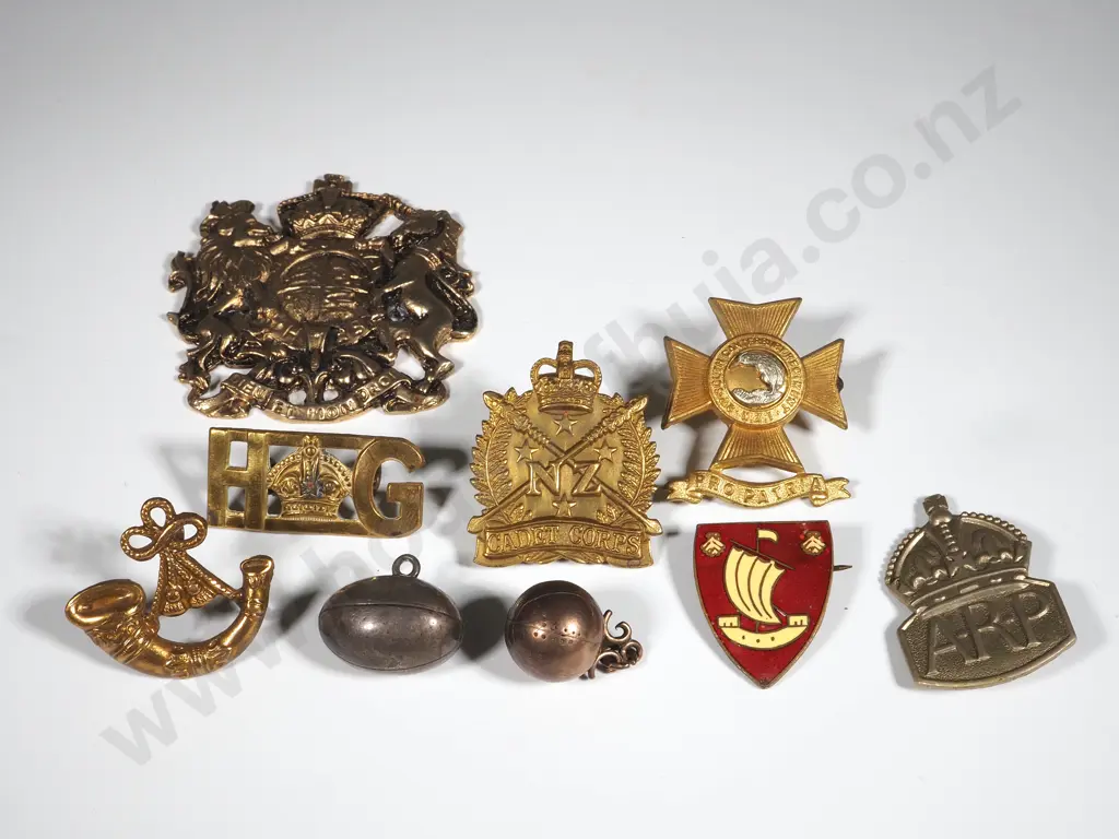 Assorted Lot of MIltiary Buttons & Badges Image 1++
