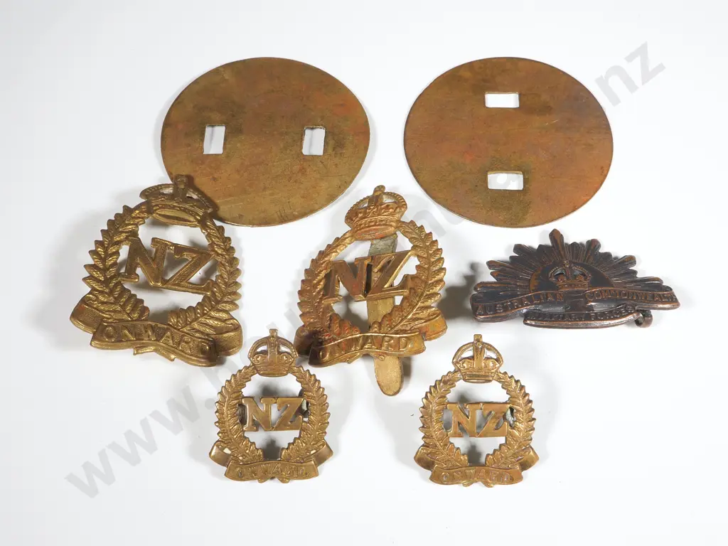 Assorted WW2 New Zealand Onward Cap & Collar Badges & Australia Collar Badge Image 1++