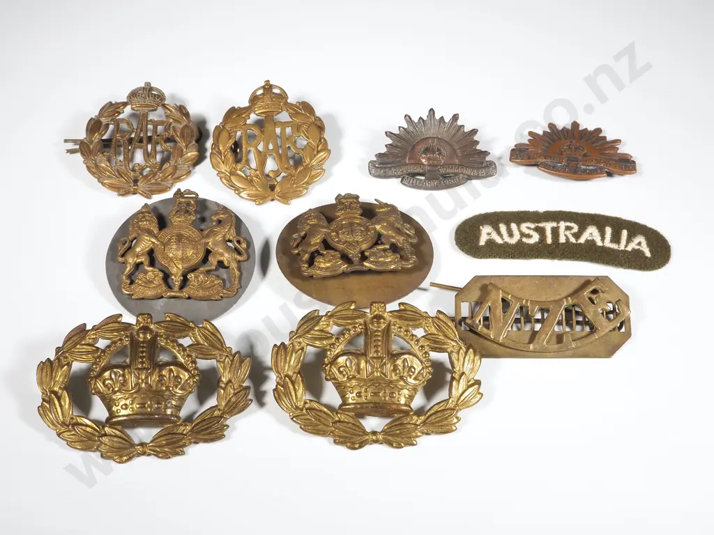 Assorted lot of New Zealand / Australian Military Badges Image 1++