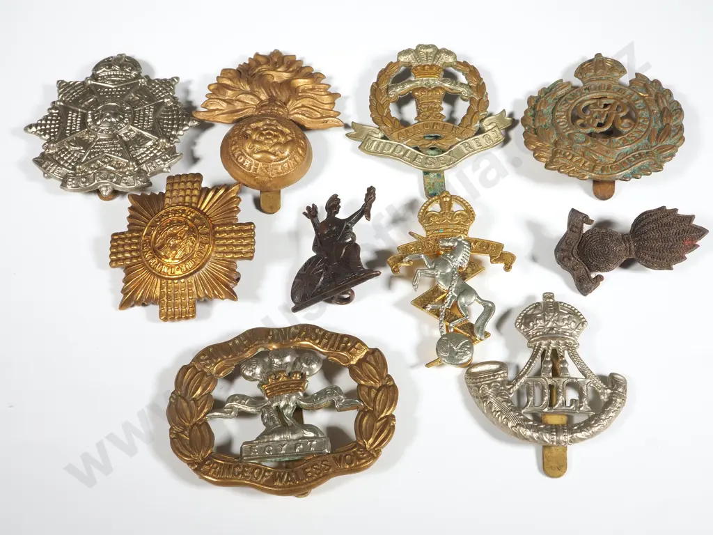 Assorted Lot of 10 English WW1/2 Badges Image 1++