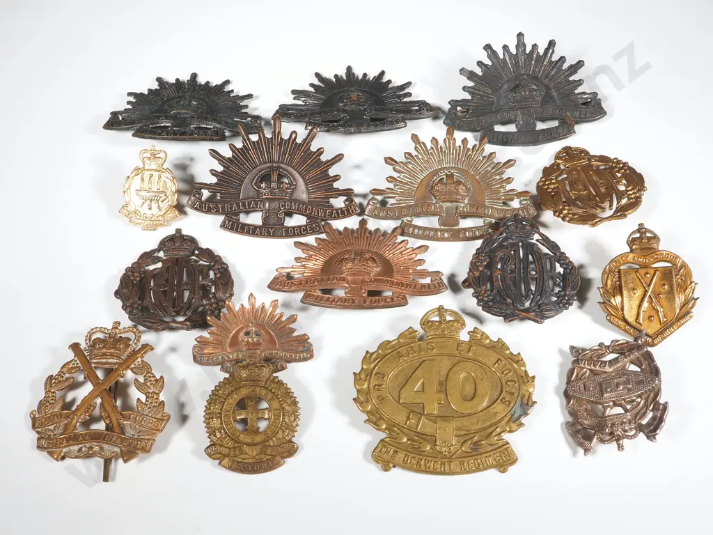 Assorted lot of Australian WW1/2 Cap Badges Image 1++