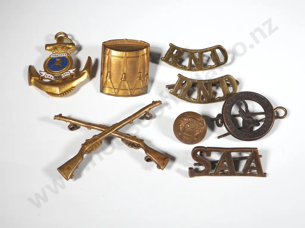 Assorted Lot of Military Buttons & Badges WW1/2 Image 1++