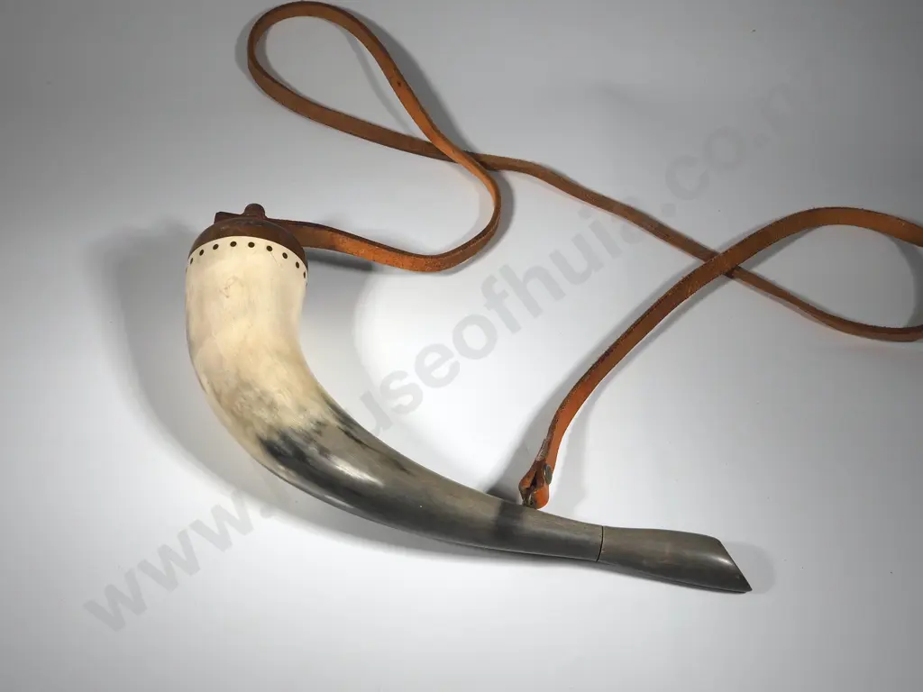 Vintage Cow Powder Horn Image 1++