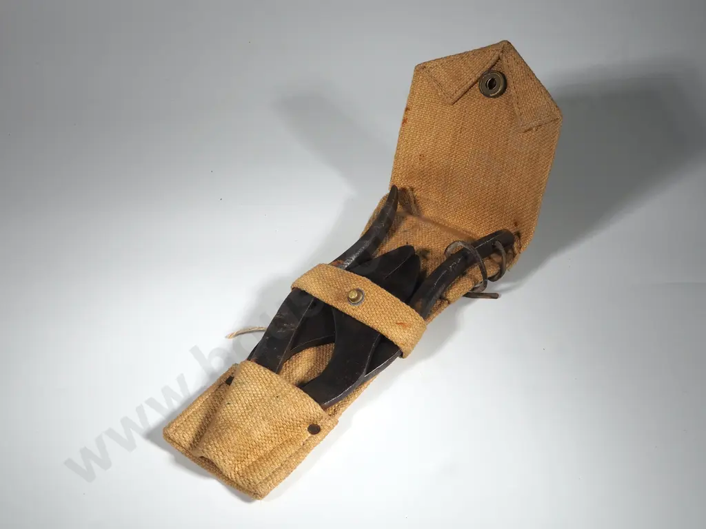WW2 Wire Cutters in Webbing Pouch Image 1++