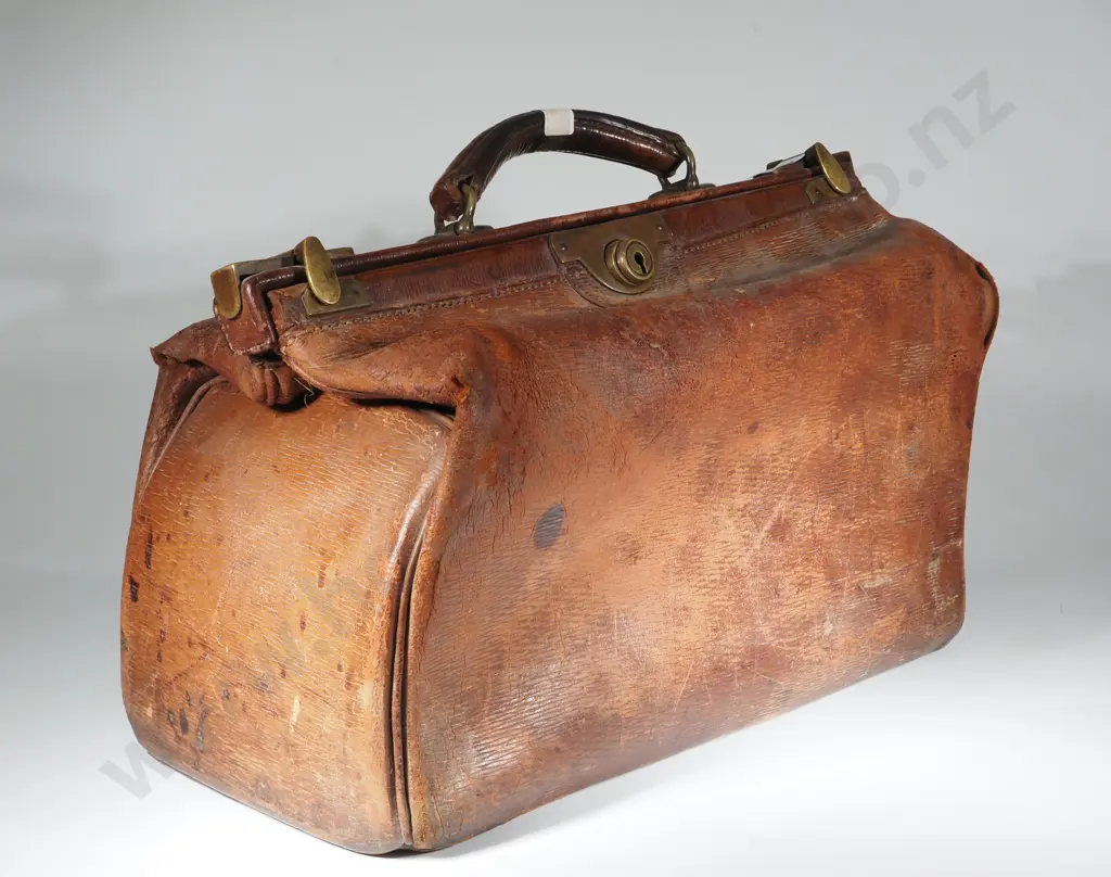 Vintage Large Leather Gladstone/ Doctors  Bag w Brass Fittings Image 1++