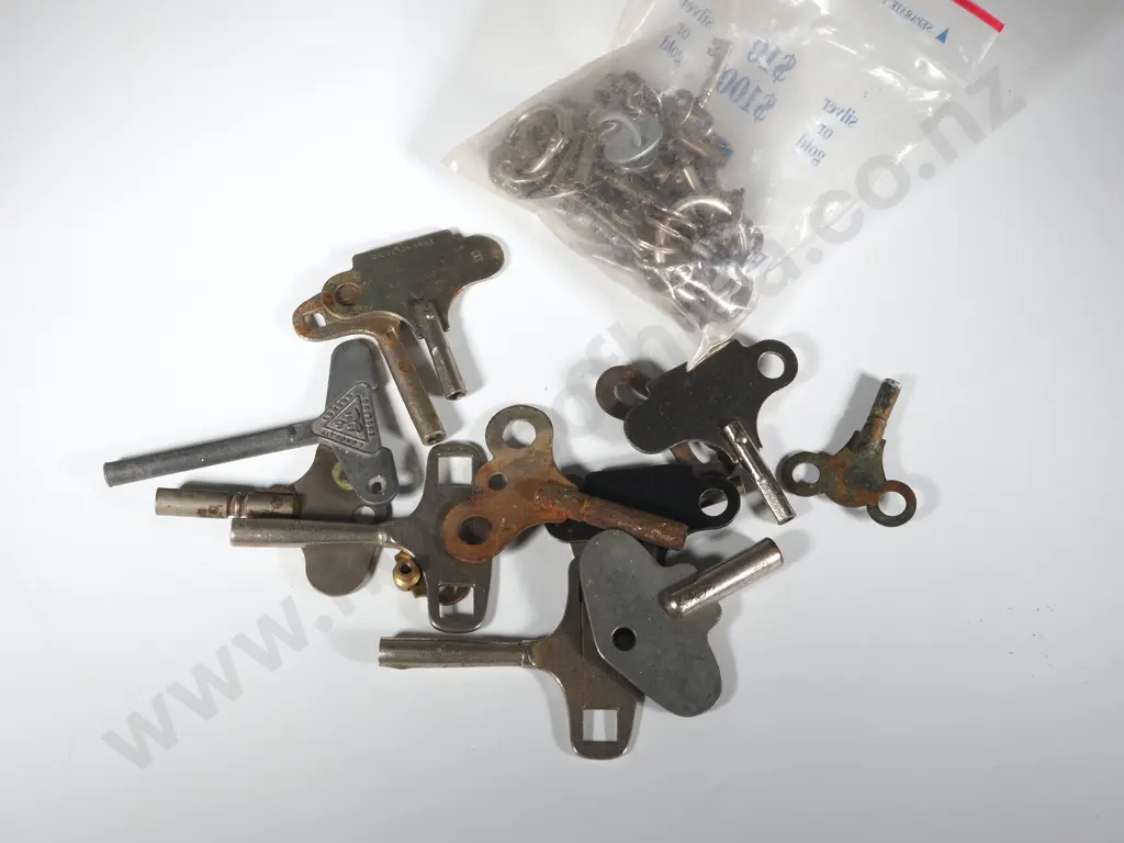 Large Collection of Mainly Vintage Winding Keys Image 1++
