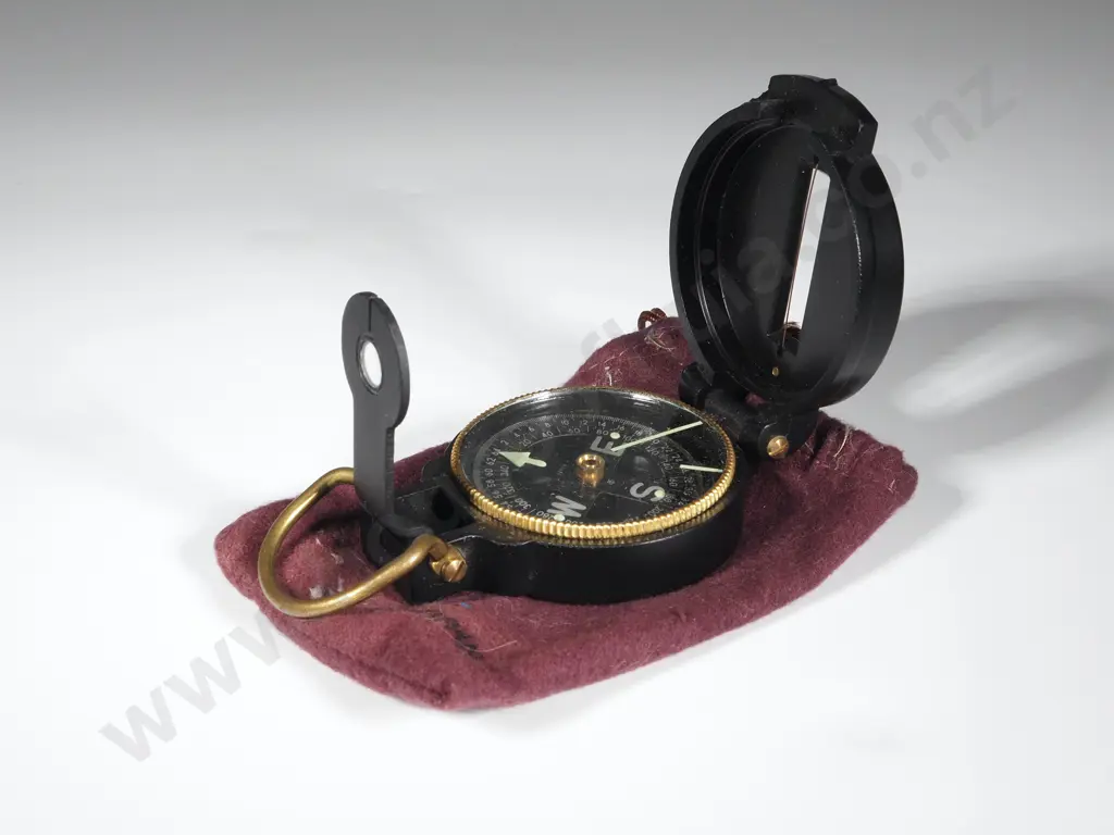 One 'Engineer' Directional Compass in Cloth Case. Image 1++