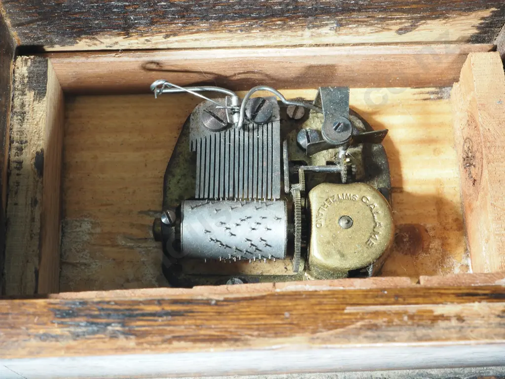 Musical Miniature Of An English Coffer. "Made By Expert English Craftsman" Image 1++
