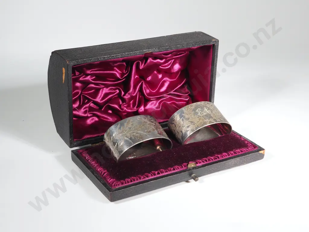 Cased Pair of Silver Plate Napkin Rings. Image 1++