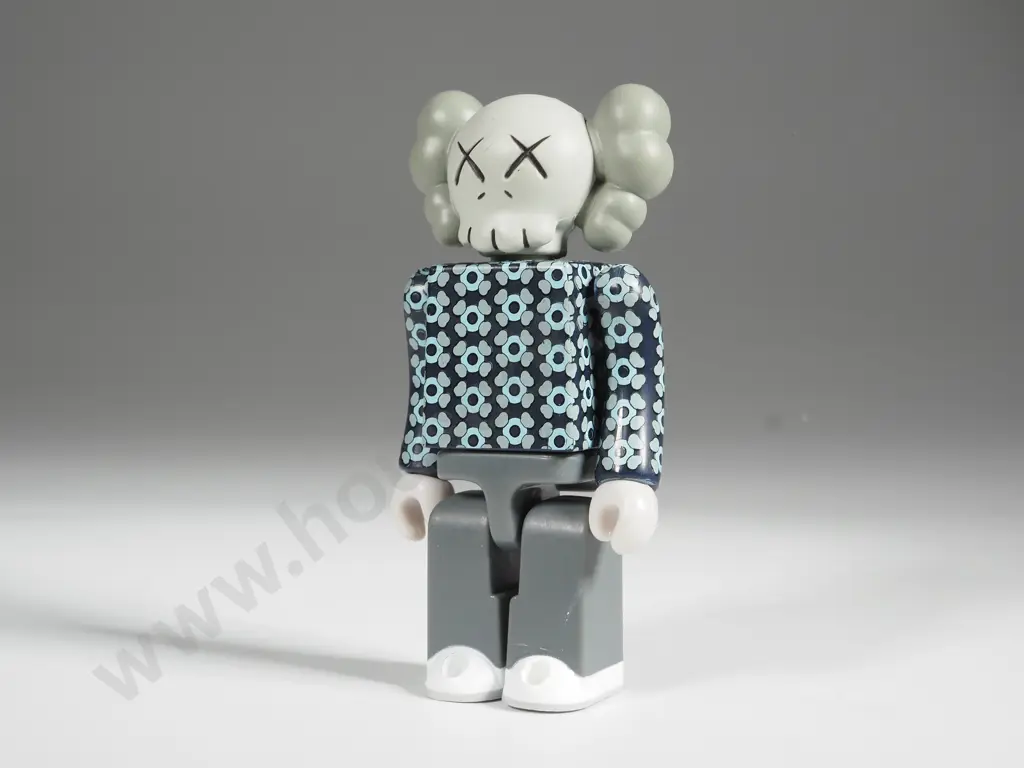 KAWS.002 Art Figurine Image 1++