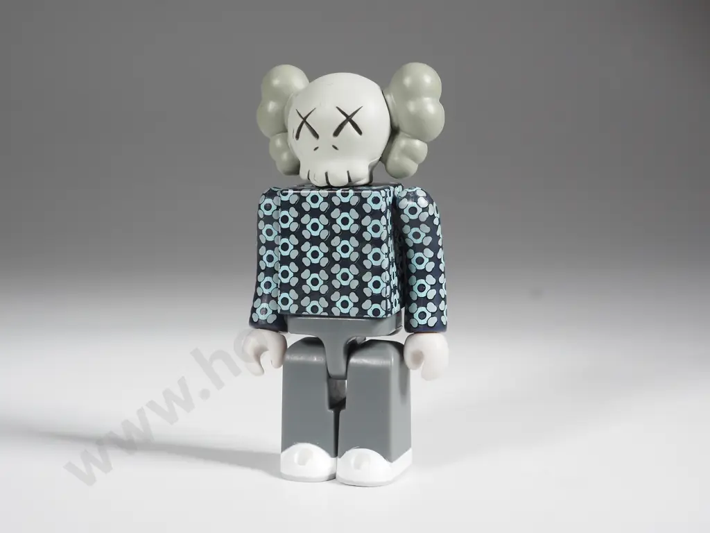 KAWS.002 Art Figurine Image 1++