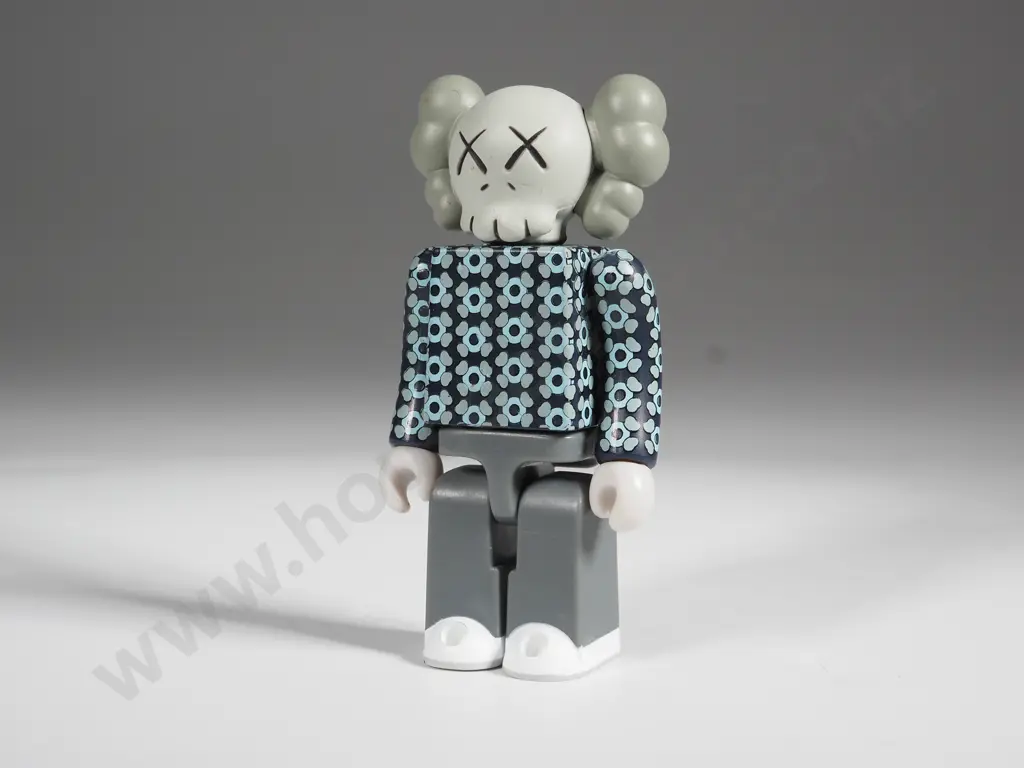 KAWS.002 Art Figurine Image 1++