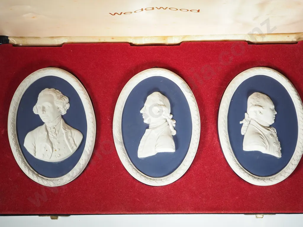 Cased Set of Three Portrait Portland Blue & White Jasper Medallions - Australian Pioneers Image 1++