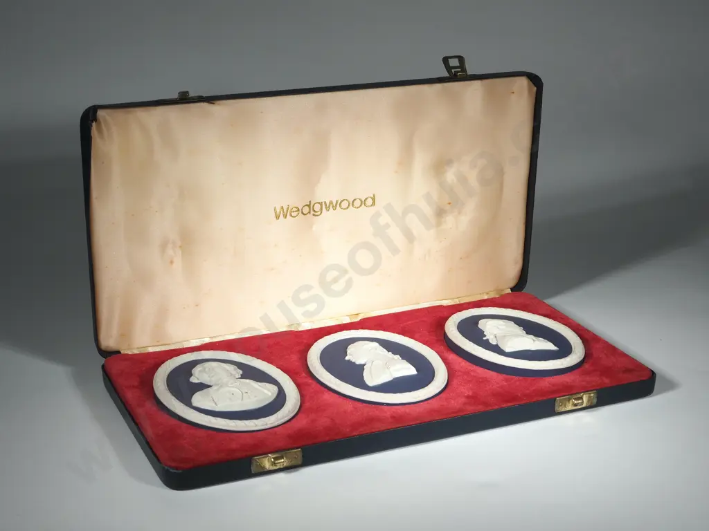 Cased Set of Three Portrait Portland Blue & White Jasper Medallions - Australian Pioneers Image 1++