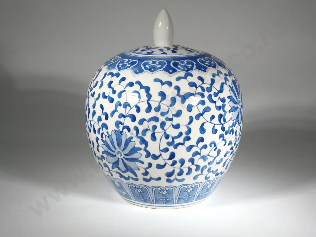 Large Blue & white Lidded Ginger Jar w Oriental Design Image 1++