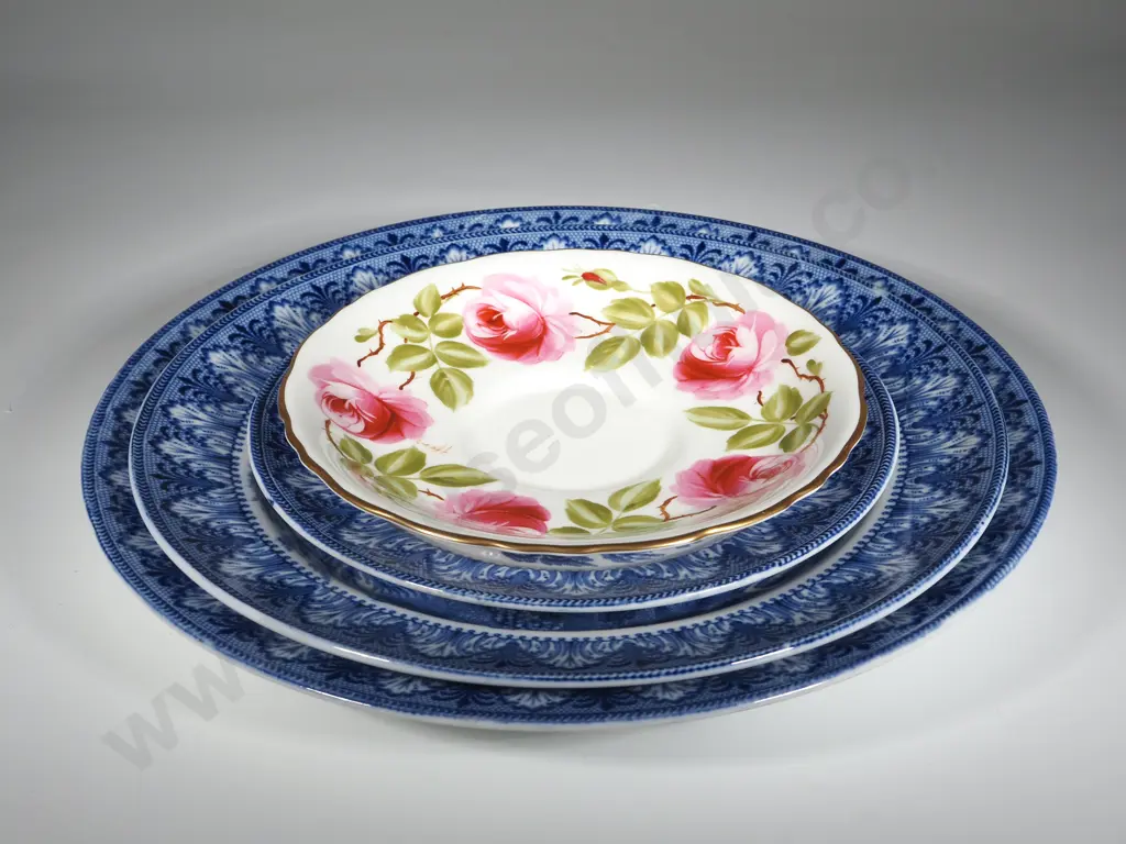 Set Of  Three Graduated  Blue & White Plates In the Chariot Pattern, Small Hogland Glass Vase &  Worcester Saucer Image 1++