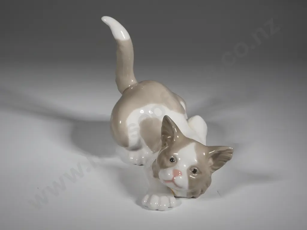 Lladro Figure Of   An Attentive Cat Image 1++