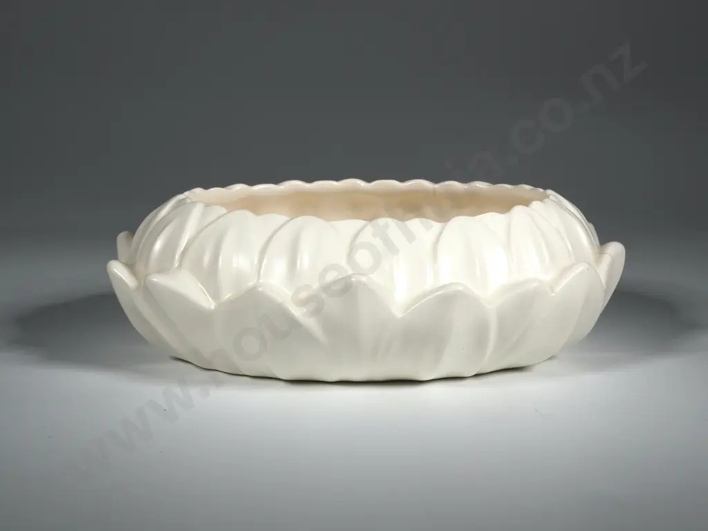 Spodes Velamour Creamware Lotus/ Waterlilu  Bowl Image 1++
