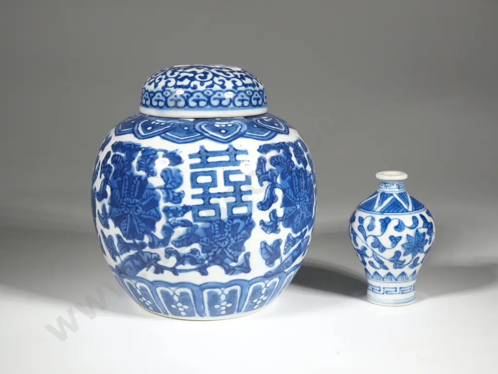 Blue & White Oriental Ginger Jar; Blue & White Bud Vase Image 1++