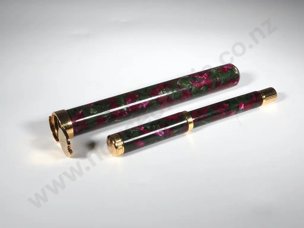 Exquisite Waterman Fountain Pen - Made in France - In original Marbled Cover - 18ct Gold Nib Image 1++