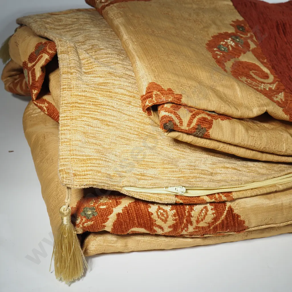 Silk/Brocade Style Double/Queen Bedspread, Bed Roll & Accent Pillow. Image 1++