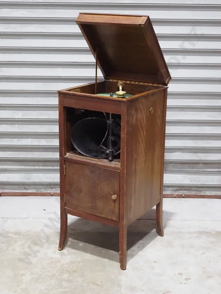 Vintage Edison Oak Cased Disc Phonograph with Records Image 1++