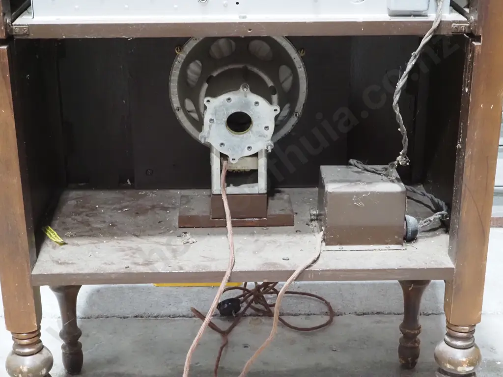 Antique  Radio Console. Marked Silver Radio Image 1++