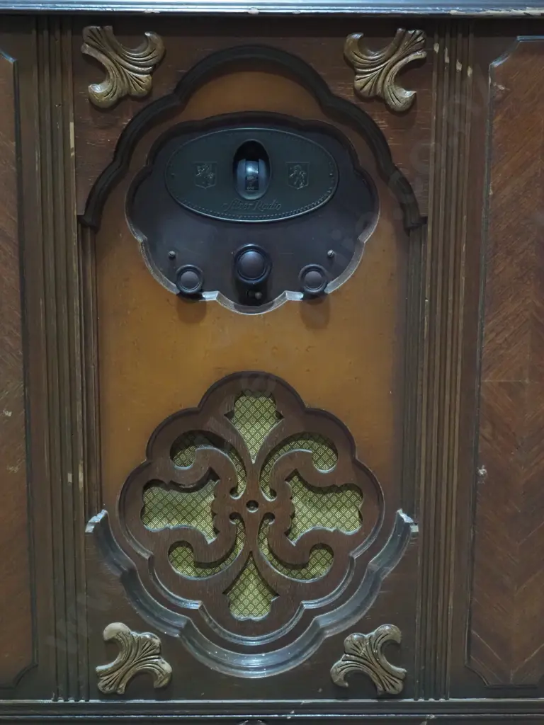 Antique  Radio Console. Marked Silver Radio Image 1++