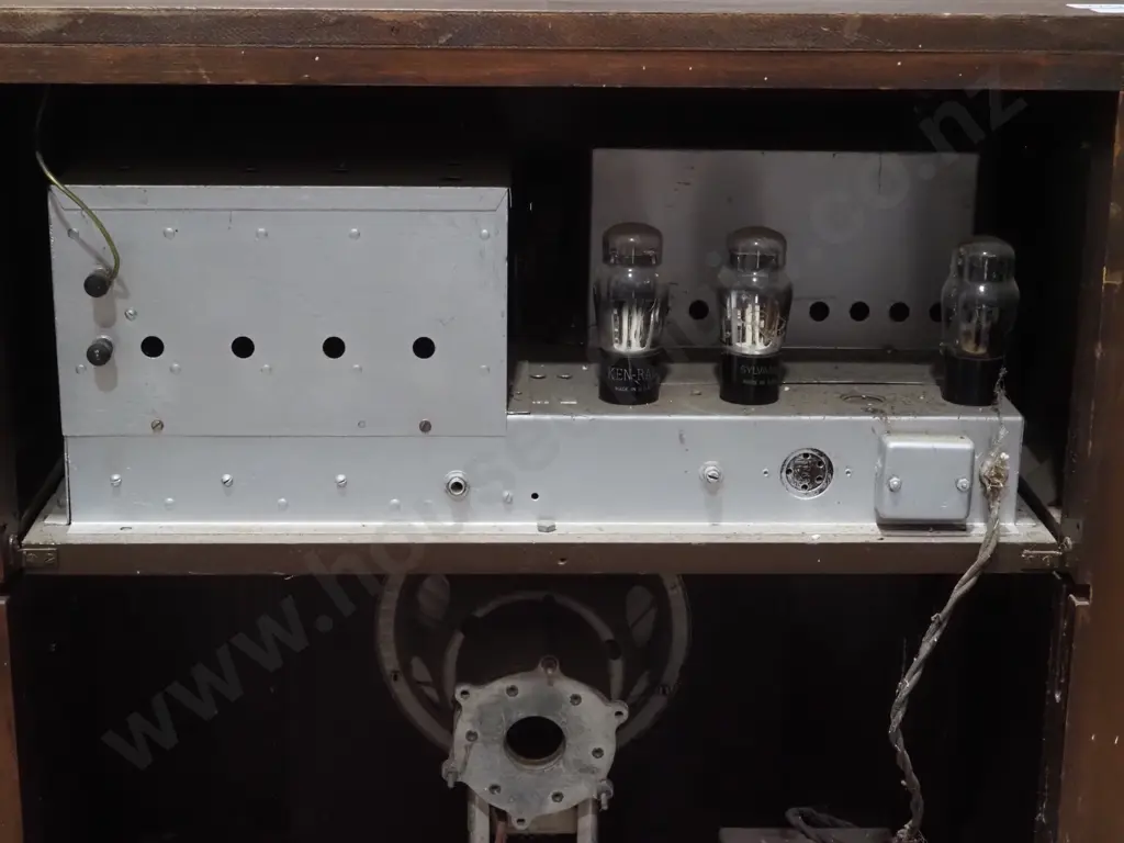 Antique  Radio Console. Marked Silver Radio Image 1++