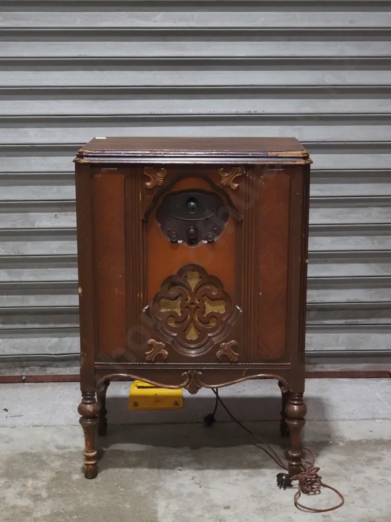 Antique  Radio Console. Marked Silver Radio Image 1++