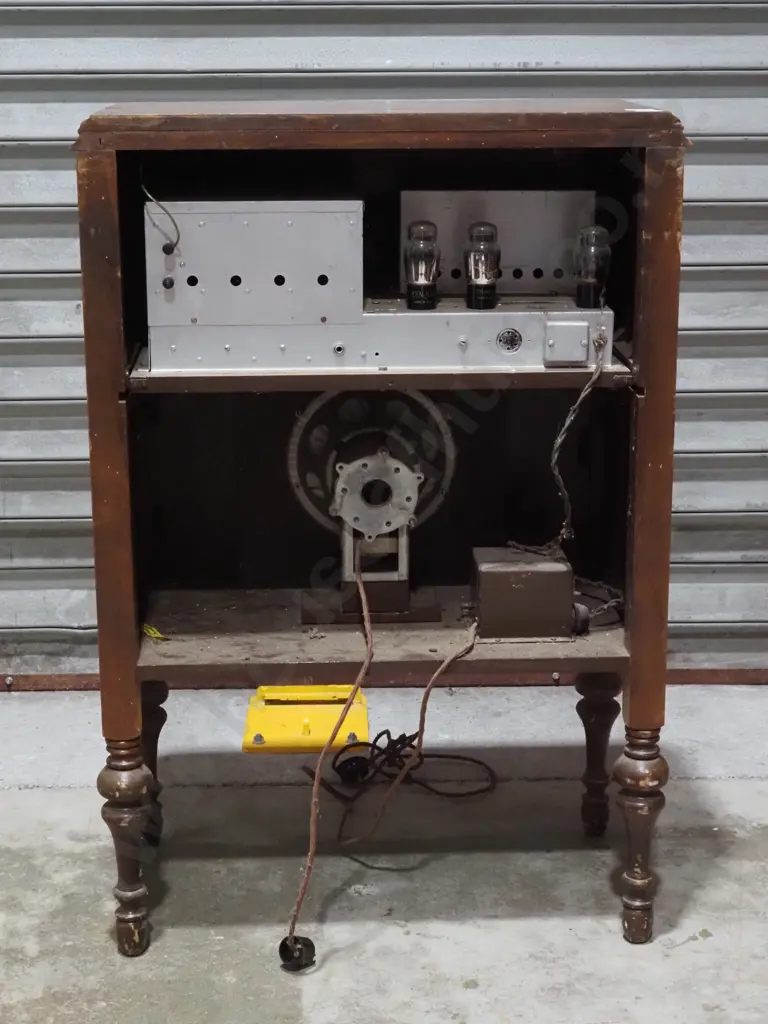 Antique  Radio Console. Marked Silver Radio Image 1++