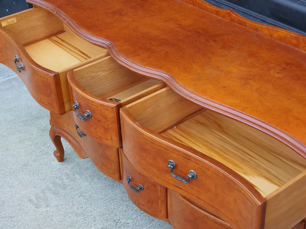 Walnut Serpentine Fronted Chest of Drawers On Cabriole Legs Image 1++