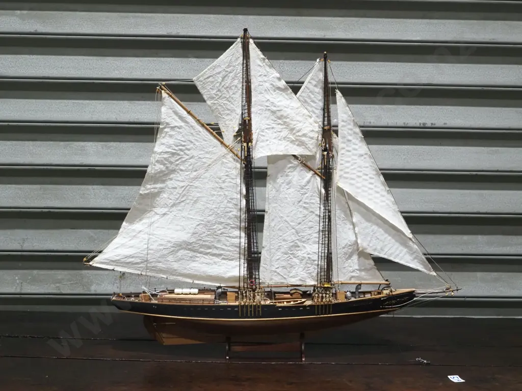 Model Yacht  - Fishing & Regattas Schooner Bluenose II Image 1++