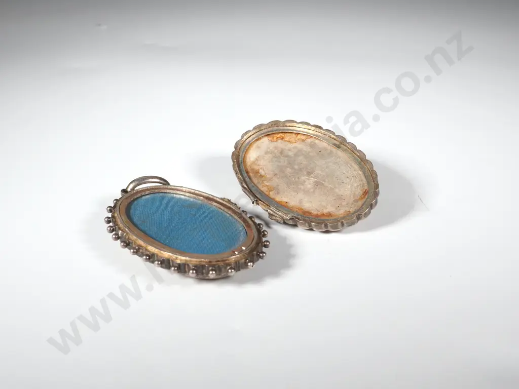 Antique Oval Locket w Floral Decoration A/F Image 1++