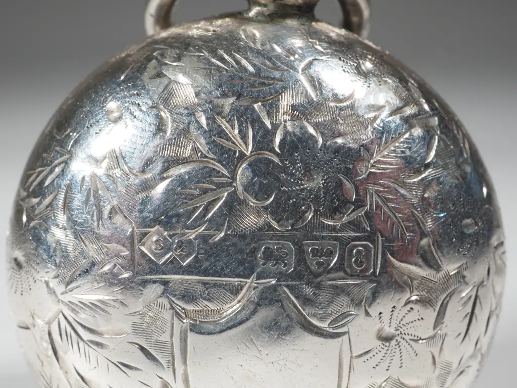 Unusual Sterling Silver Open Faced Sovereign Case Image 1++