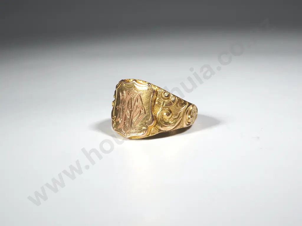 18ct Gold Victorian Ornate Signet Ring Image 1++