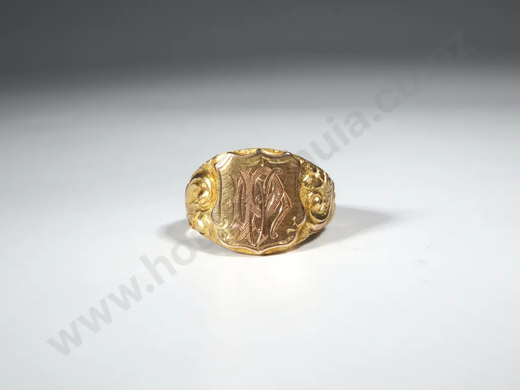 18ct Gold Victorian Ornate Signet Ring Image 1++
