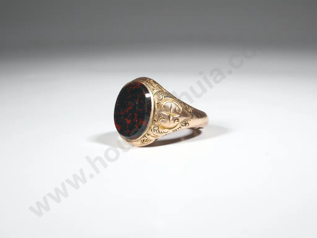 9ct Gold Antique Engraved Bloodstone Signet Ring Image 1++