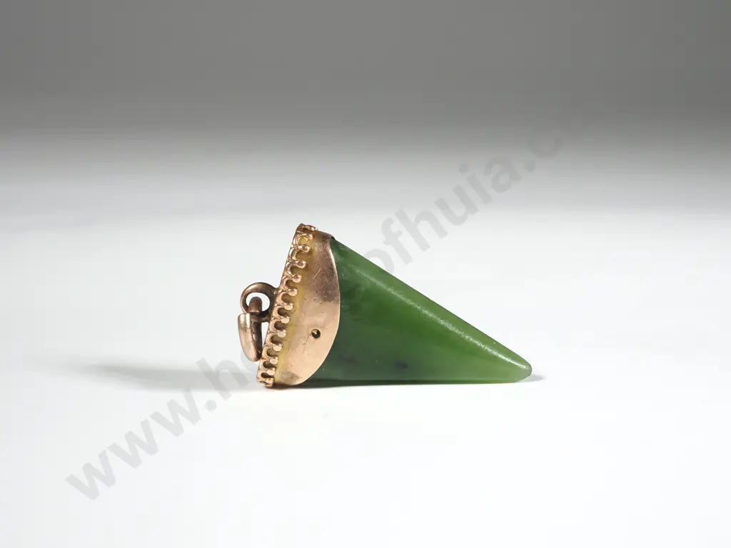 9ct Gold Greenstone Pendant w Gallery Detailing Image 1++