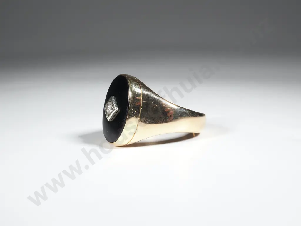 9ct Gold Onyx Signet Ring w Central Diamond Image 1++