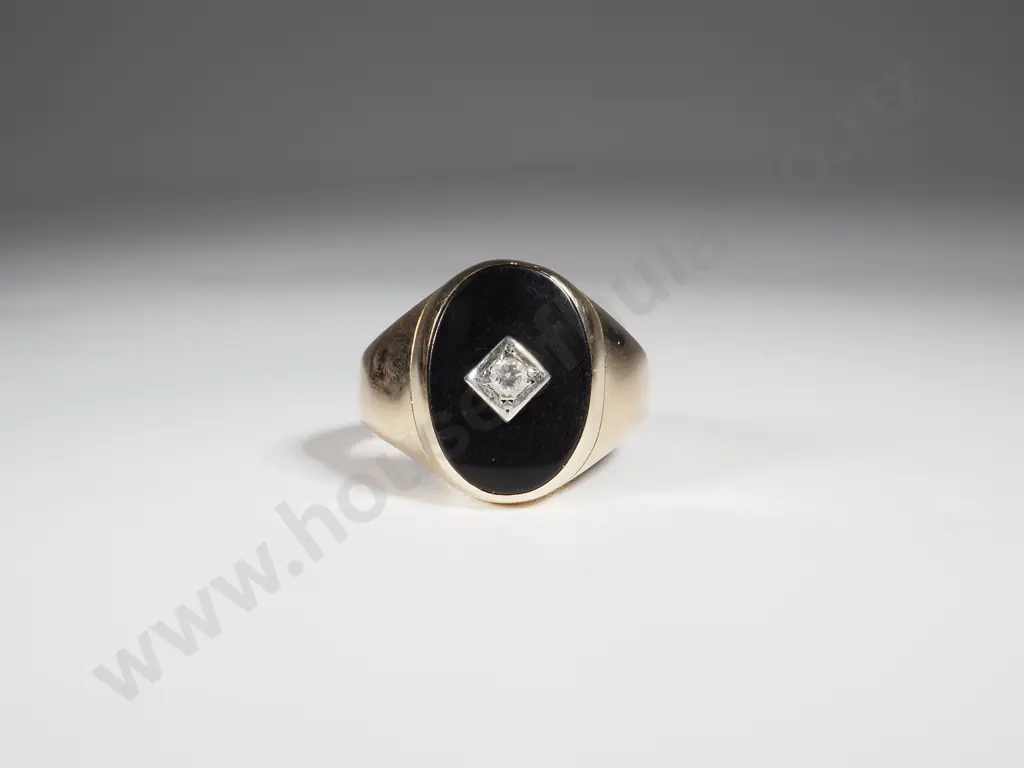 9ct Gold Onyx Signet Ring w Central Diamond Image 1++
