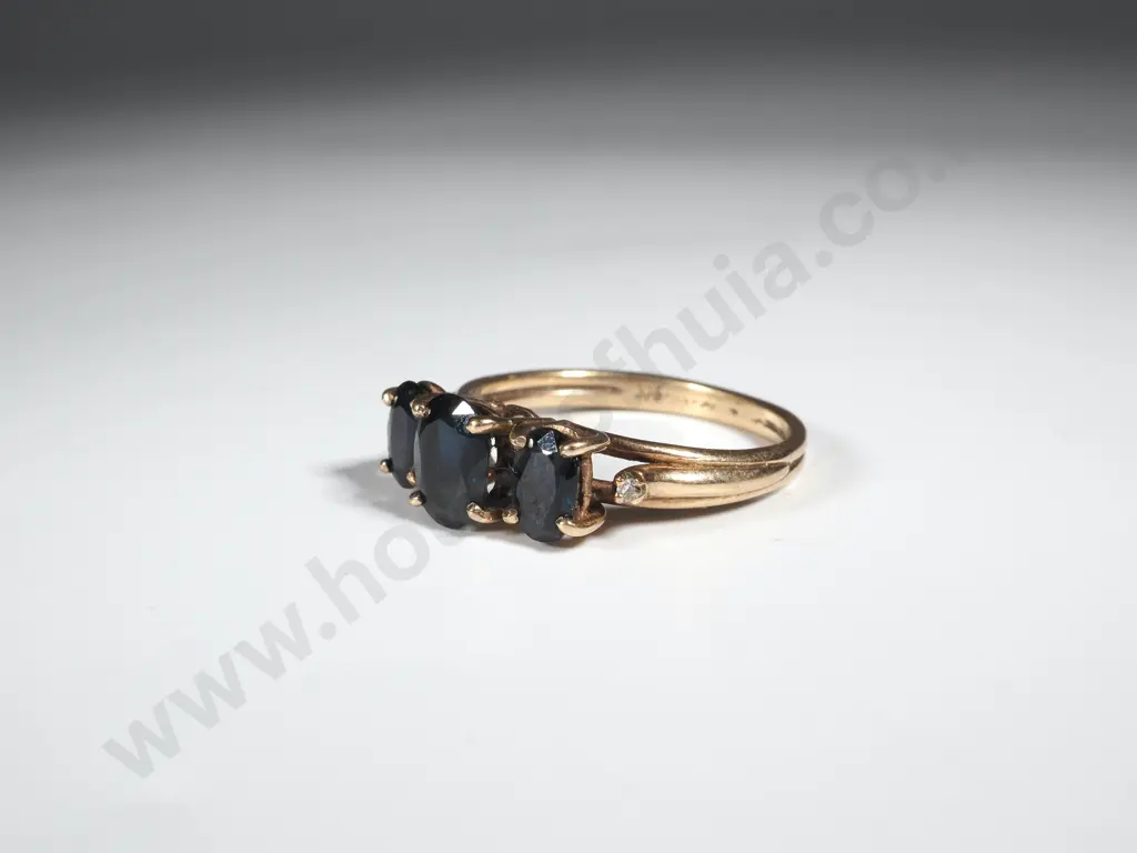 9ct Gold Three Stone Sapphire Ring Image 1++