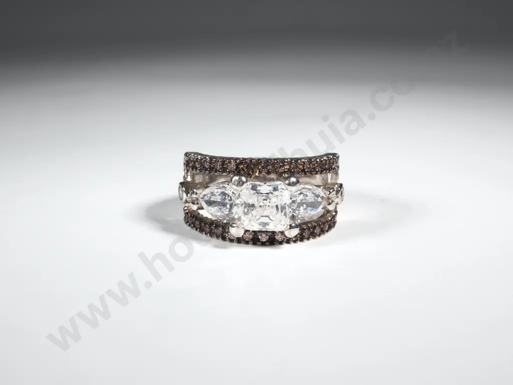 9ct White Gold Ring w Sparkly CZs Image 1++