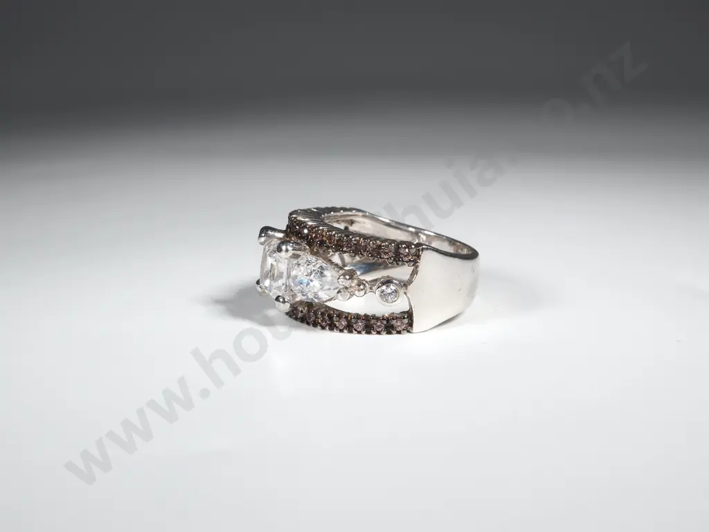 9ct White Gold Ring w Sparkly CZs Image 1++