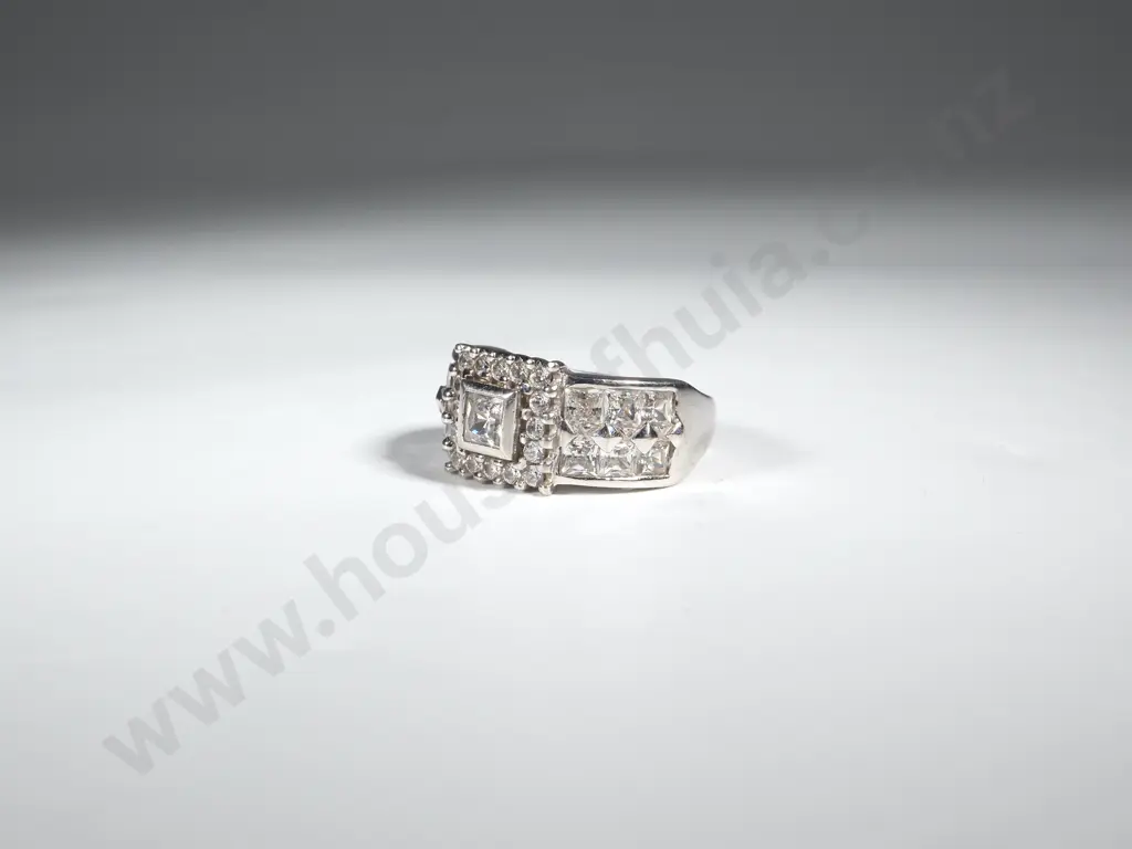 9ct White Gold Ring w Sparkly CZs Image 1++