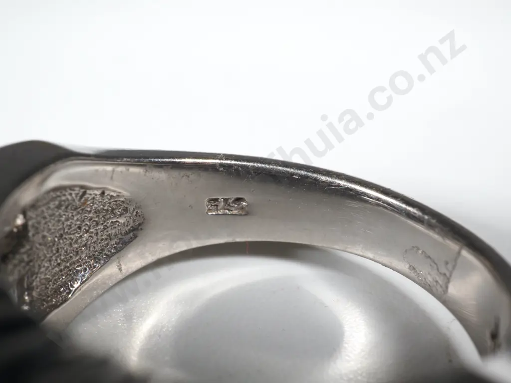 9ct White Gold Ring w Sparkly CZs Image 1++