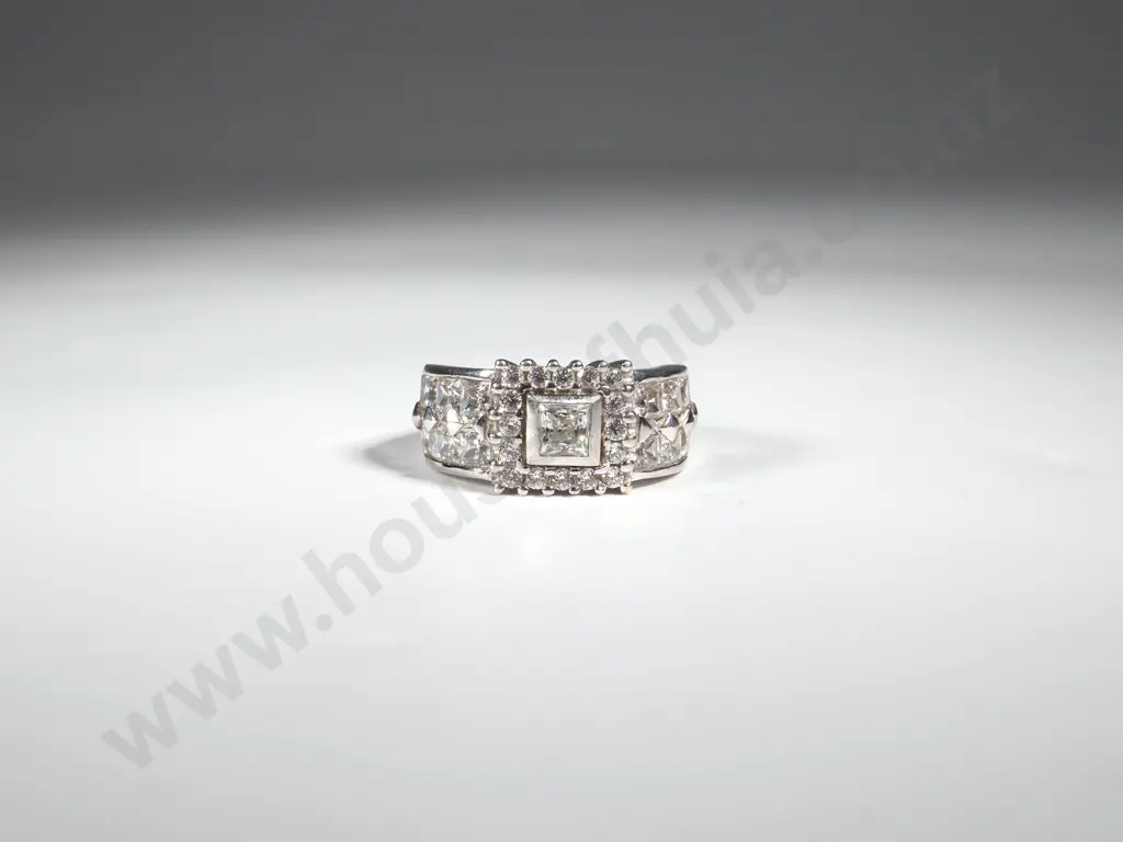 9ct White Gold Ring w Sparkly CZs Image 1++