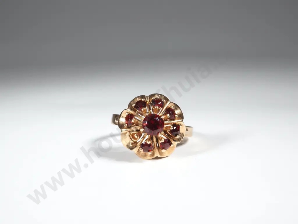 9ct Gold Vintage Starburst Garnet Ring Image 1++